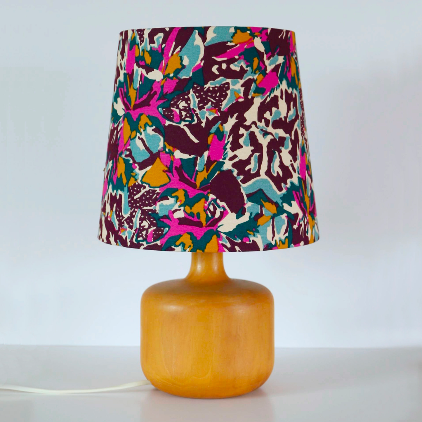 Lampe à poser vintage, pied en bois blond et abat-jour imprimé