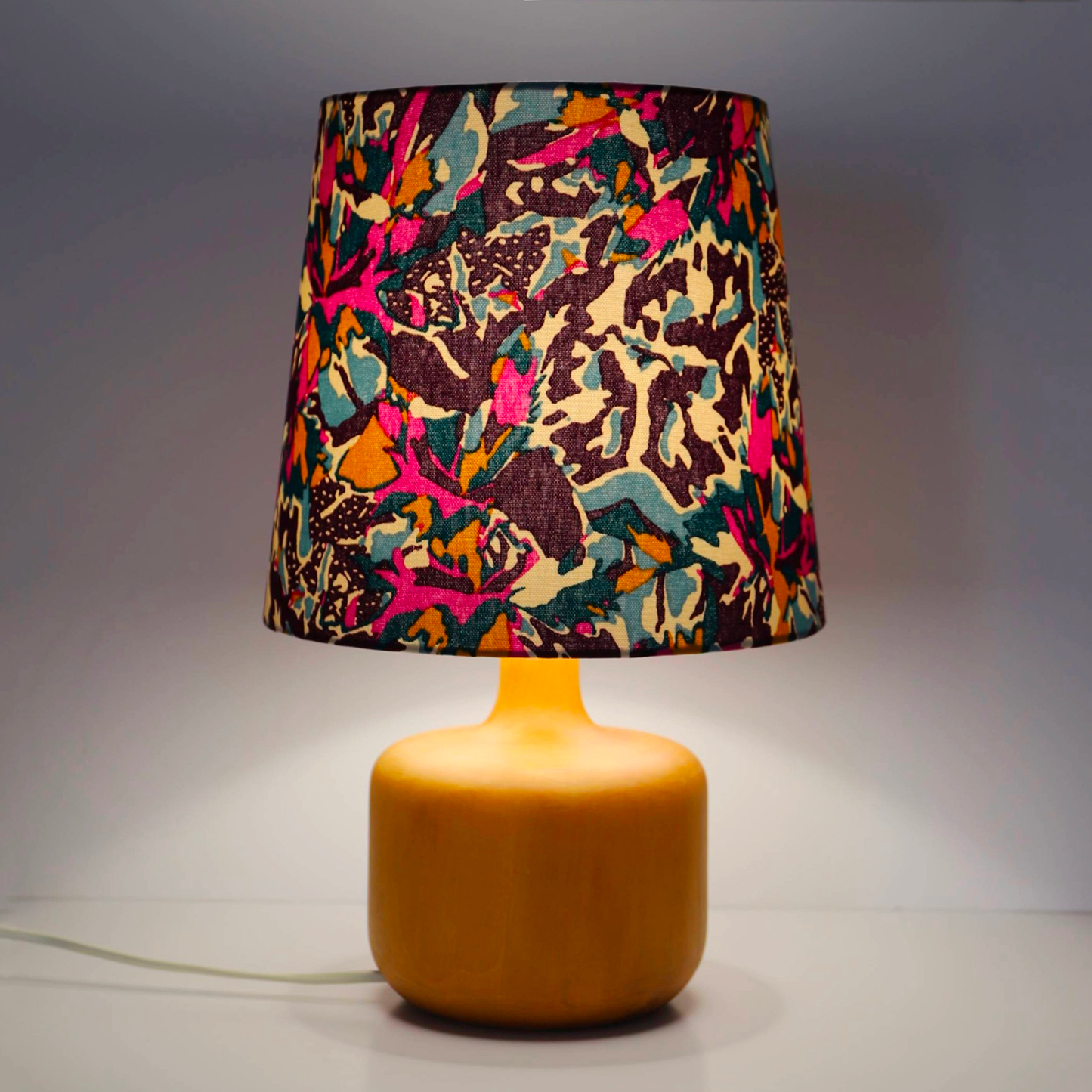 Lampe à poser vintage, pied en bois blond et abat-jour imprimé