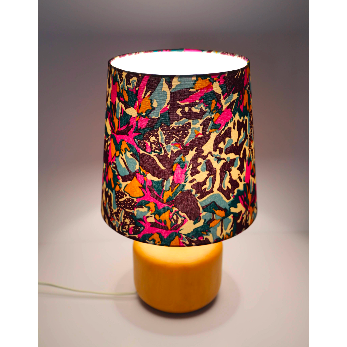 Lampe à poser vintage, pied en bois blond et abat-jour imprimé