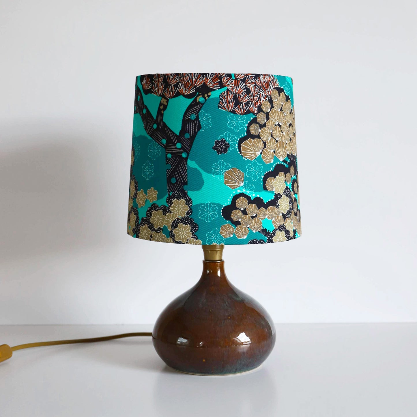 Lampe à poser vintage, pied en grès et abat-jour imprimé