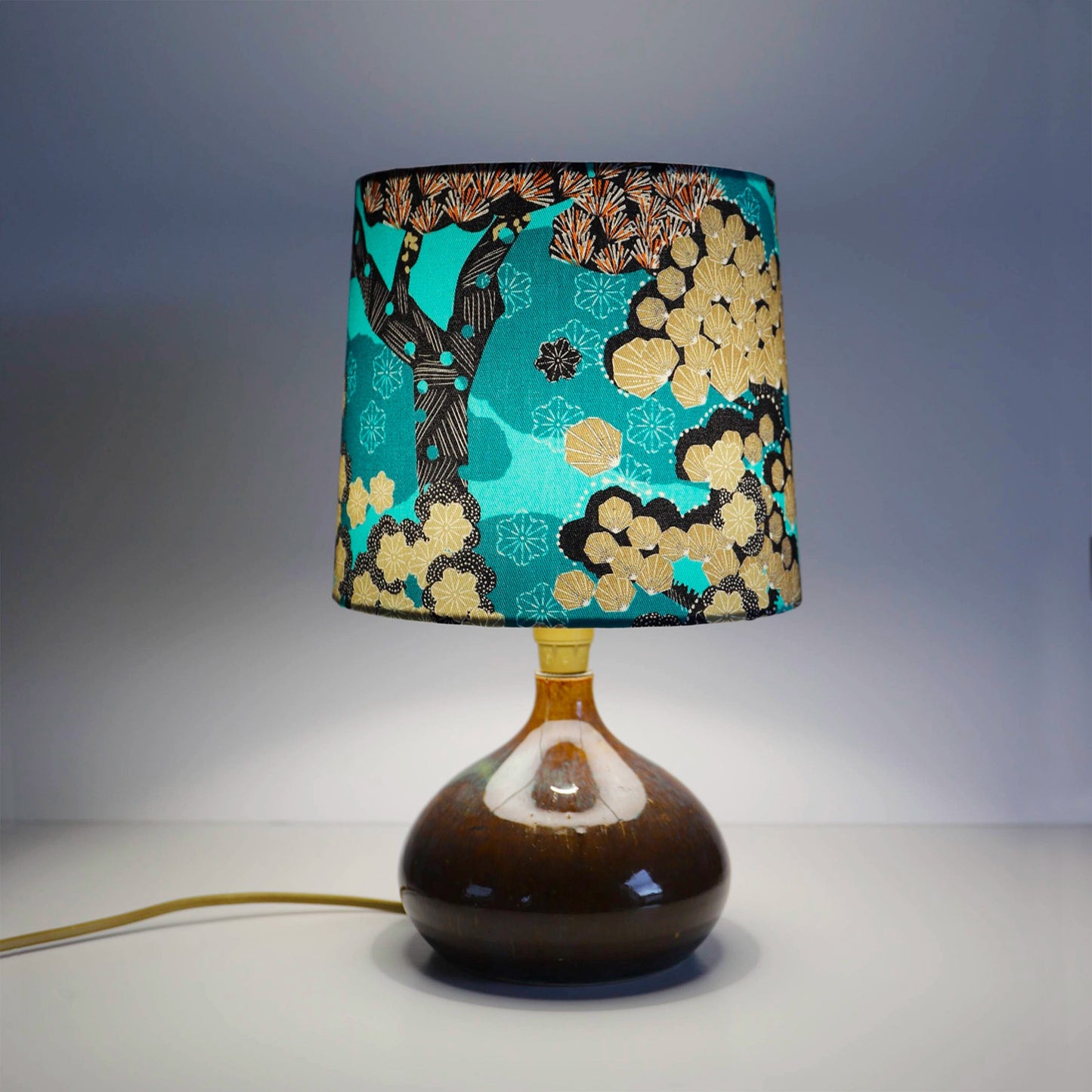 Lampe à poser vintage, pied en grès et abat-jour imprimé